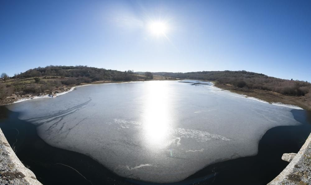 El frío congela este embalse ourensano