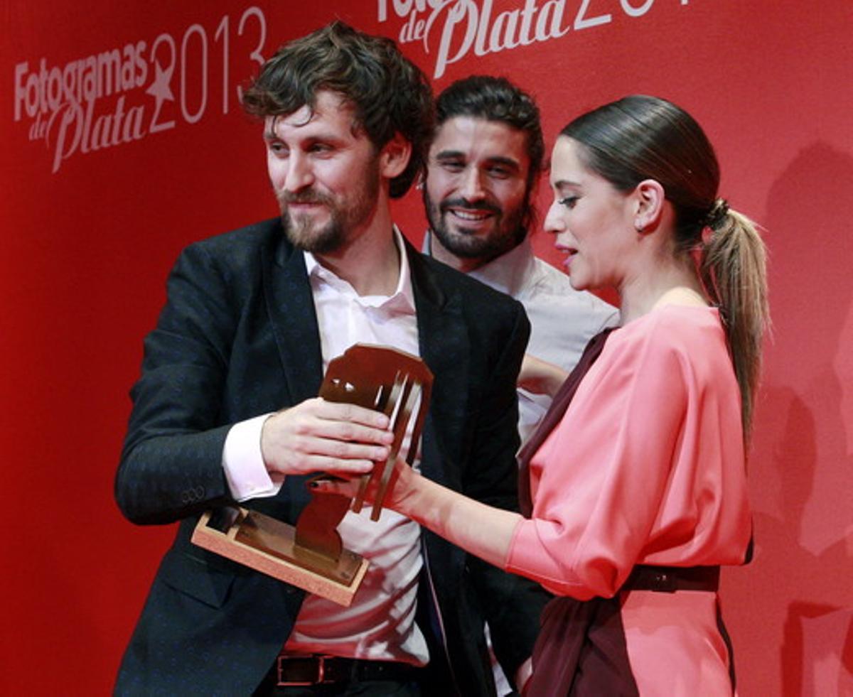 El actor Raul Arévalo, recibe de manos de la actriz María León, el premio al mejor actor de televisión, por su trabajo en la serie ’Con el culo al aire’.