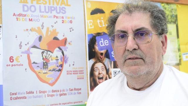 Andrés Rivas ante un cartel que anuncia el Festival do Lupus en Cangas. | GONZALO NÚÑEZ