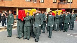 Un momento del sepelio de los guardias civiles en la base de la UAR en Logroño.