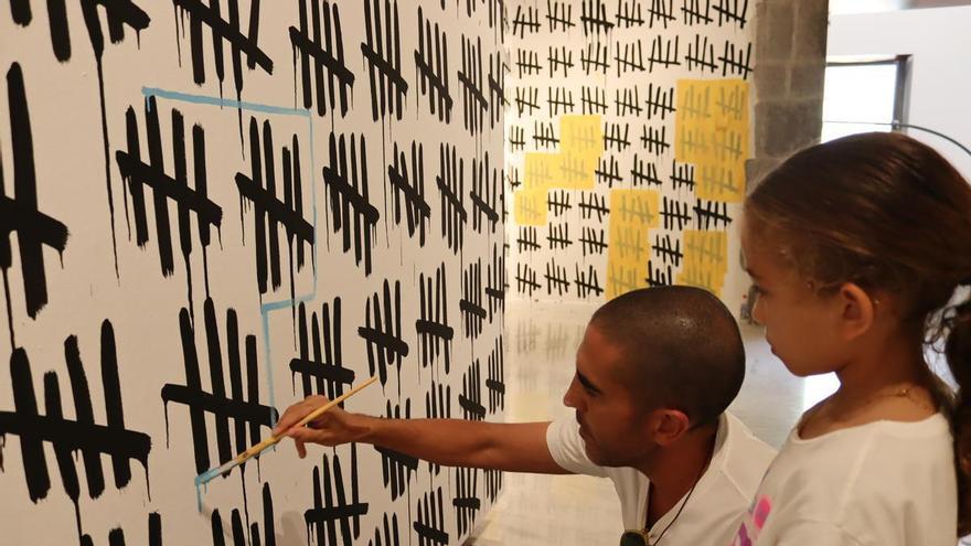 El mural 'Módulo 4' del artista Ayoze Jiménez en el Centro de Artes Plásticas se transforma en una obra de creación colectiva