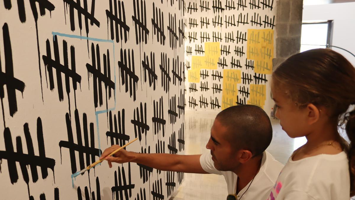El mural ‘Módulo 4’ del artista Ayoze Jiménez en el Centro de Artes Plásticas se transforma en una obra de creación colectiva
