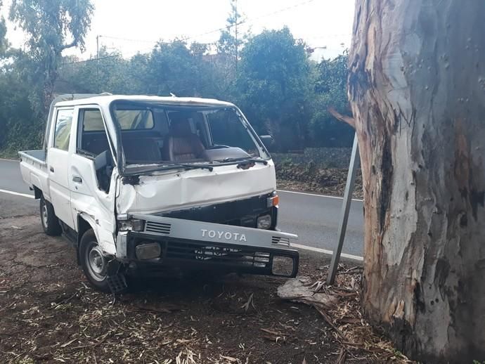 Un camión impacta contra un árbol en Santa Brígida