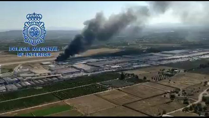 El incendio industrial de Manises, visto desde el helicóptero de la Policía Nacional