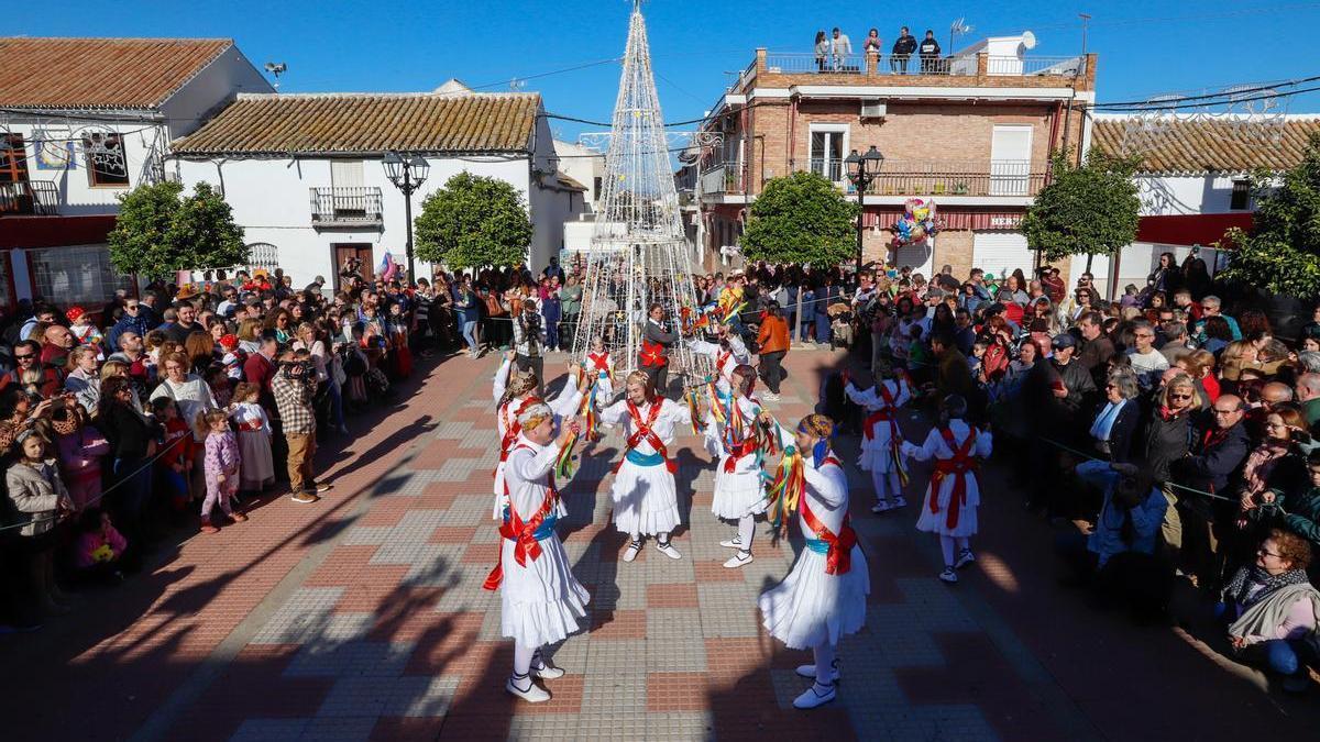 Fuente Carreteros baila al son de los Locos y el Oso