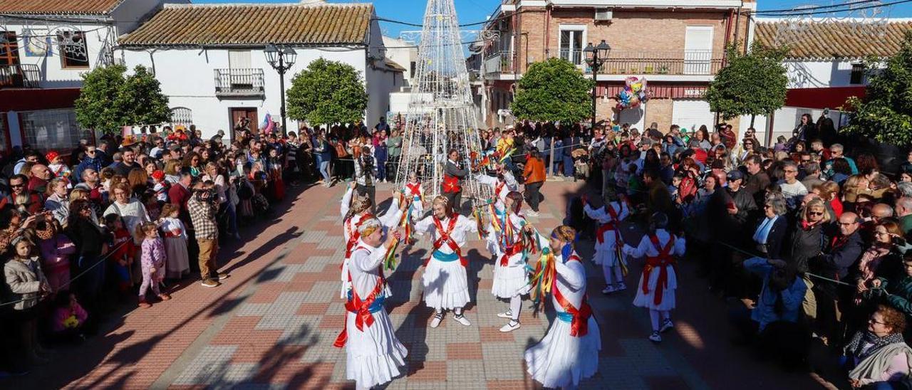 Fuente Carreteros baila al son de los Locos y el Oso