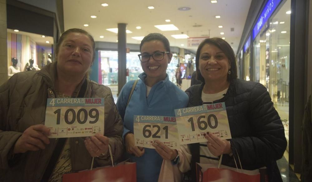 Recogida de dorsales en el Thader para la IV Carrera de la Mujer