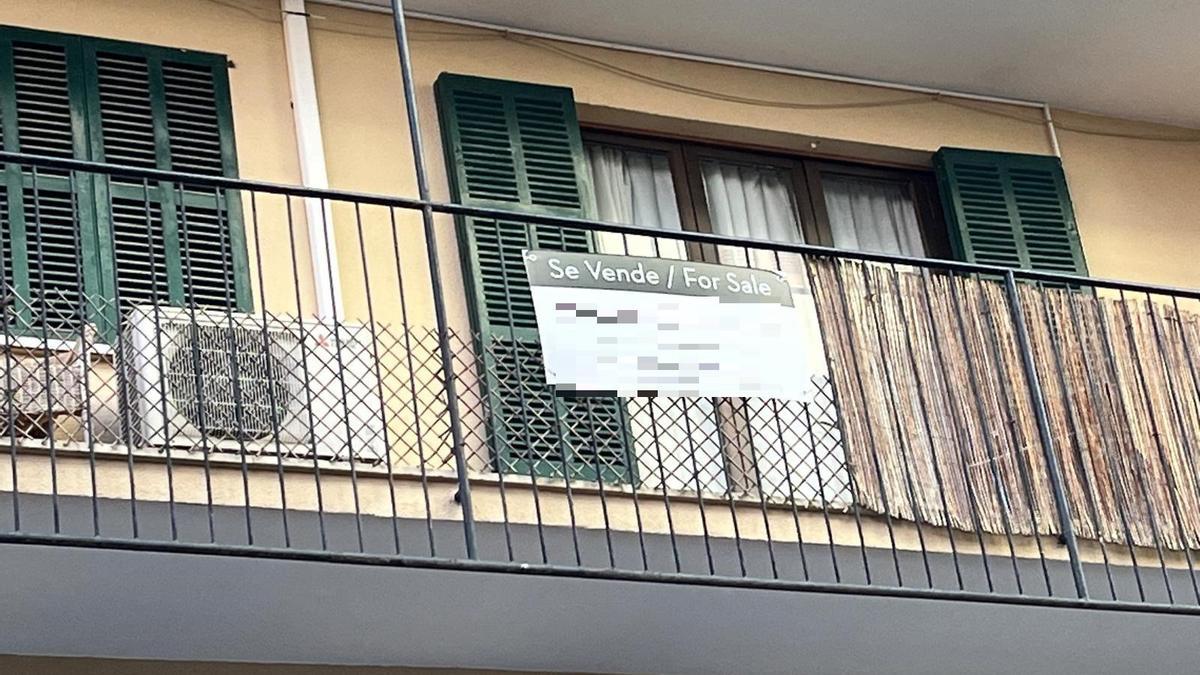 Cartel de 'Se vende' en un balcón