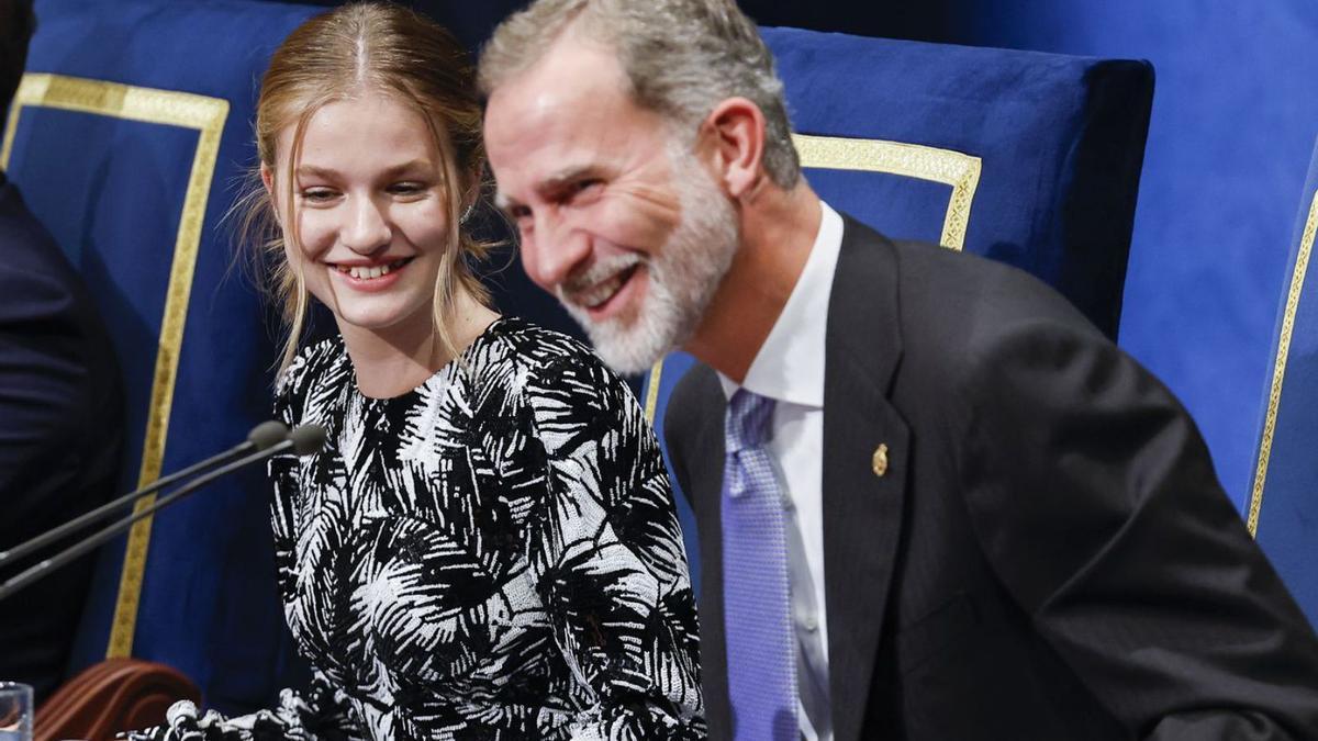 El Rey Felipe y la Princesa de Asturias sonríen durante un momento del acto, ayer, en Oviedo. |   // EFE