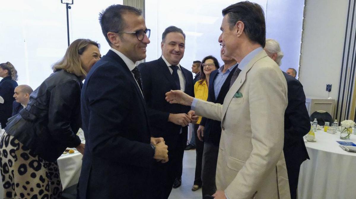 El exministro José Manuel Soria saluda a Ángel Sabroso y Carlos Ester. | | ANDRÉS CRUZ