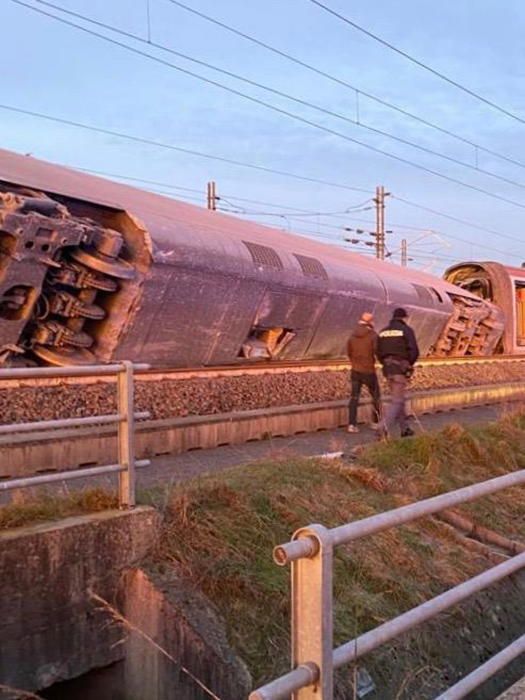 Dos muertos tras descarrilar un tren en Italia.