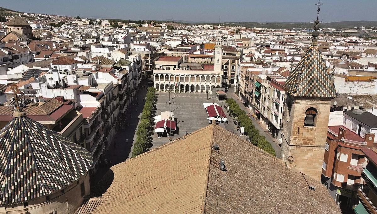 Centro Urbano. Imagen aérea de la Plaza Nueva con el Ayuntamiento y la iglesia de San Mateo.