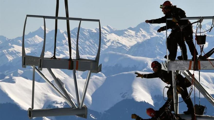 Francia instala un impresionante puente voladizo a 2.900 metros en los Pirineos