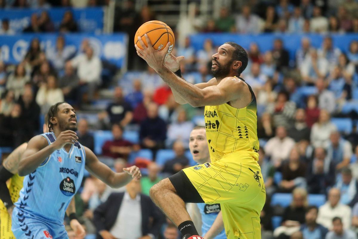 Scrubb se dispone a anotar una bandeja.