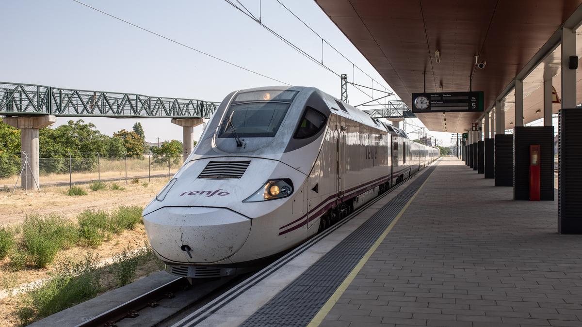 El tren Alvia, en la estación de Zamora