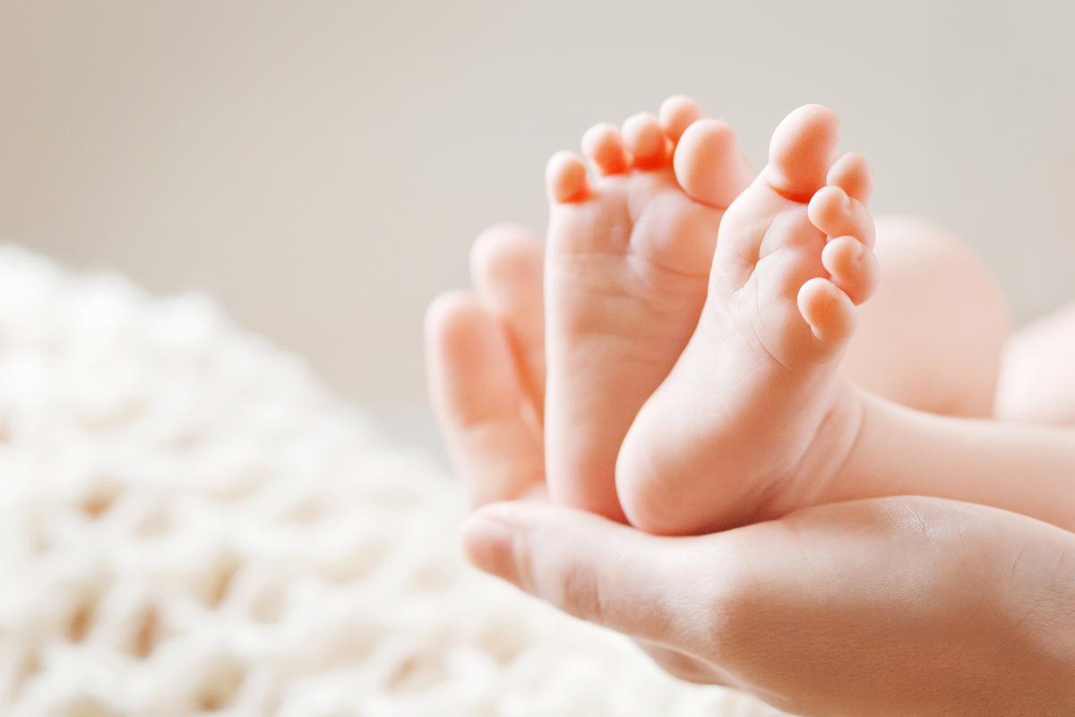 Los embarazos de gemelos han descendido un 11% en España.