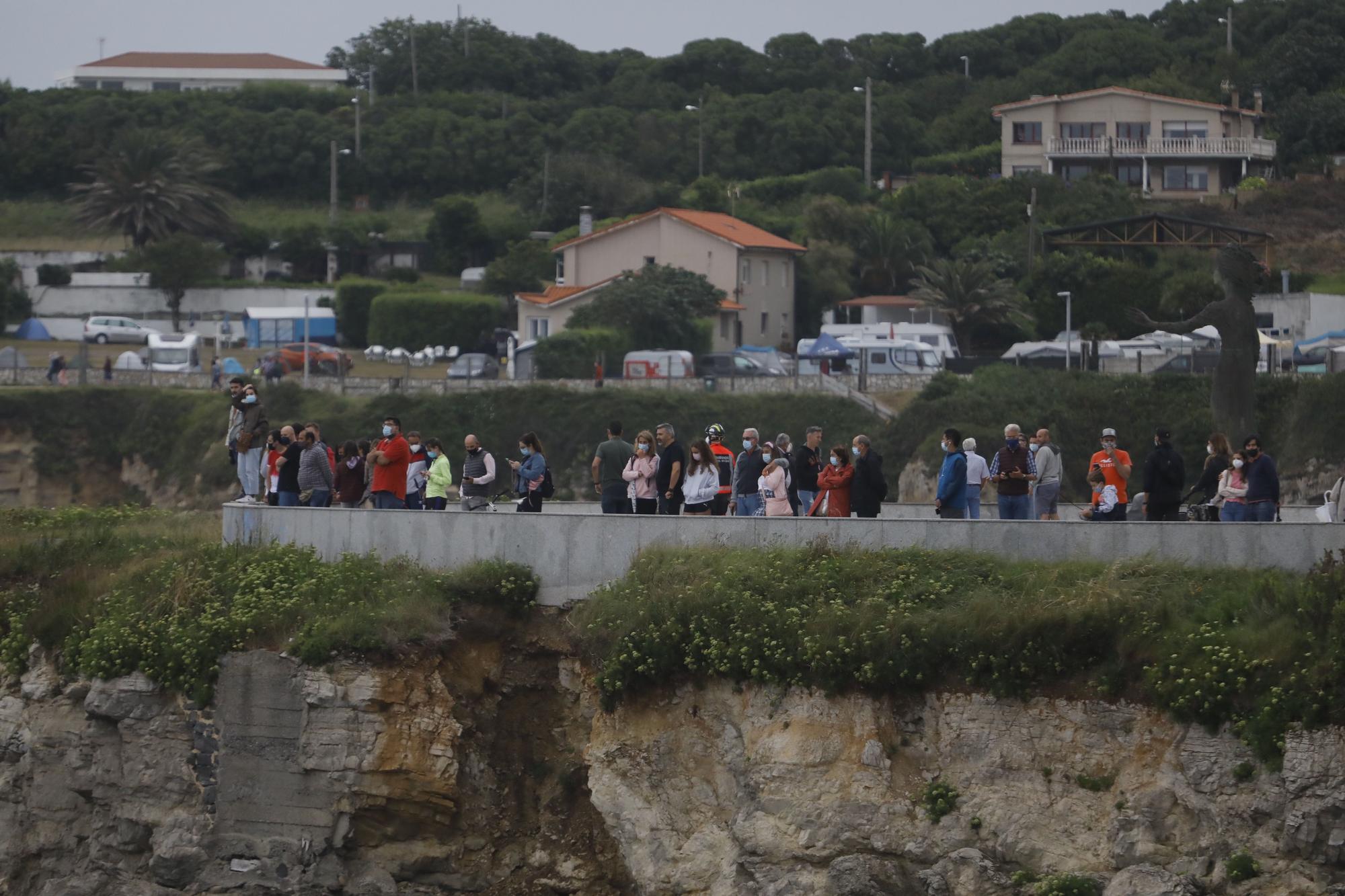 Una persona fallecida y un herido tras volcar su lancha enfrente de la costa de Gijón