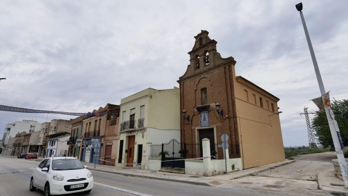 Ermita acordonada para evitar daños.