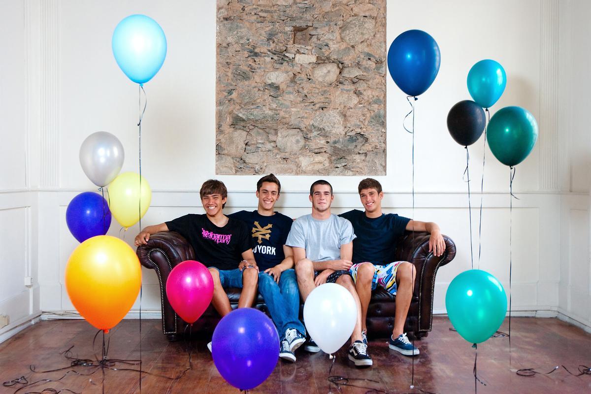 Julián, a la izquierda, junto a sus compañeros Elliot, Aritz y Miguel, una generación que despuntó en el bodyboard canario.