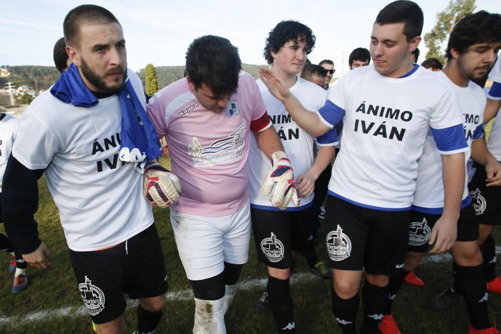 Iván Blanco, portero del Unión Deportivo San Esteban, recibe un homenaje sorpresa