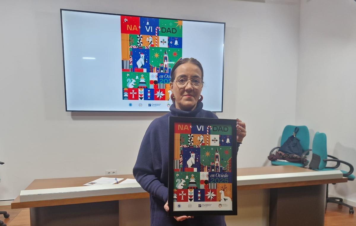 Covadonga Díaz, este jueves, con el cartel de la Navidad de Oviedo.