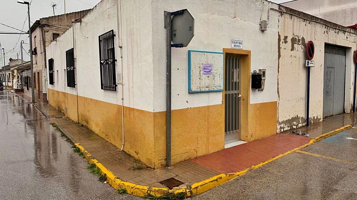 Consultorio de Correntías, con una entrada  estrecha por la que no pueden acceder las sillas de ruedas. | INFORMACIÓN