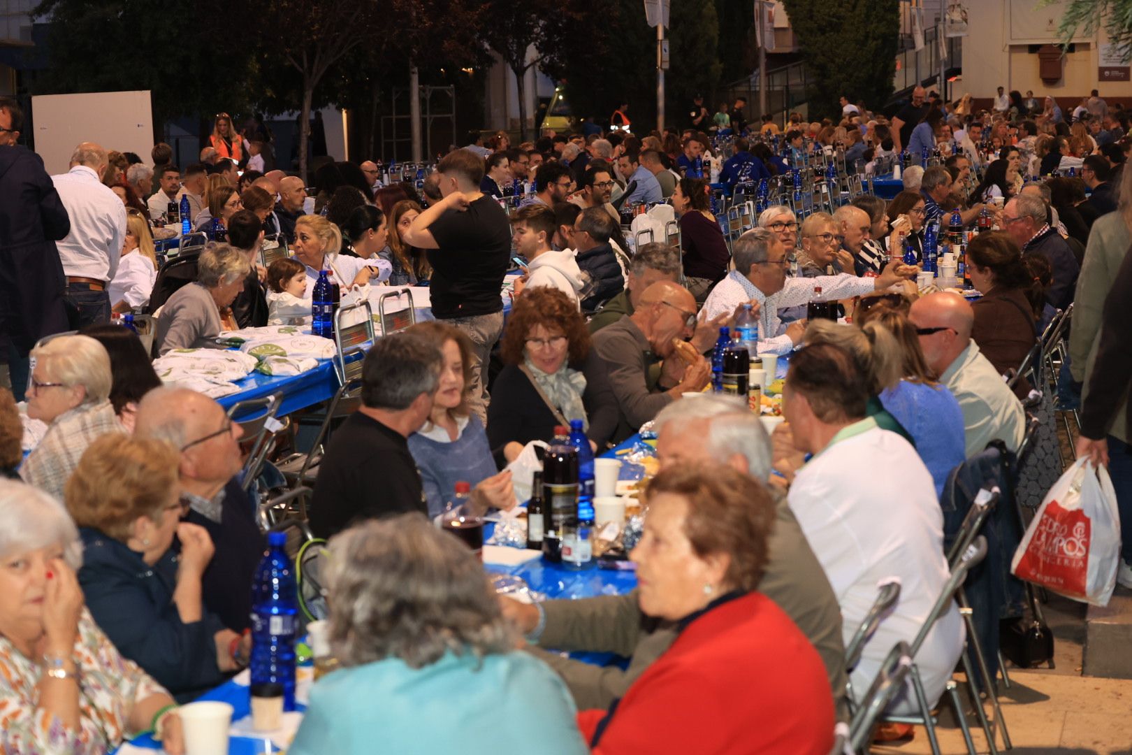 Búscate en la galería de fotos del 'sopar de pa i porta' en las fiestas de Almassora