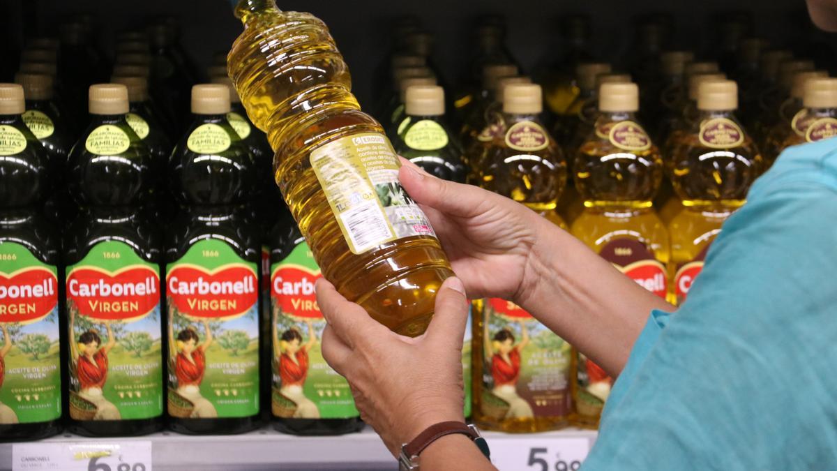 Ampolles d'oli en un prestatge d'un supermercat