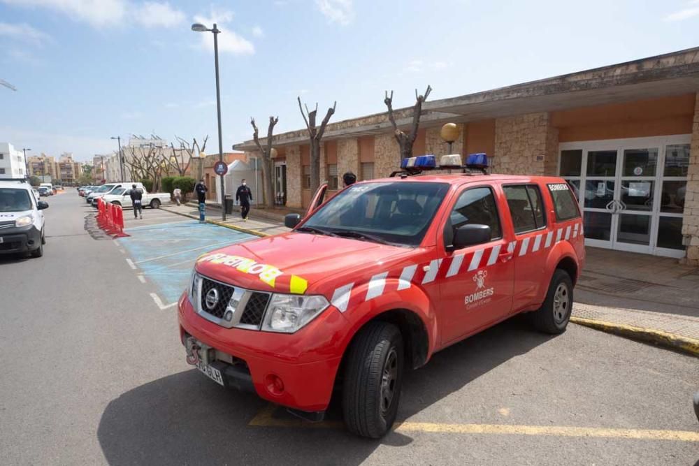 Los bomberos de Ibiza reparten material de protección en las residencias y centros de salud