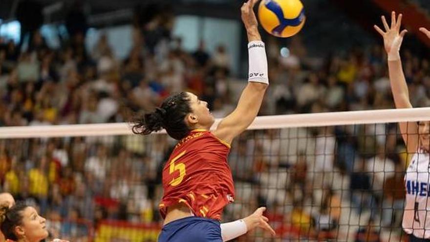 Paola Martínez Vela brilla con una España que opta al Mundial de Voleibol