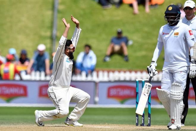 Ajaz Patel (L), de Nueva Zelanda, fracasa una pata antes de que el wicket haga una apelación al Kusal Mendis de Sri Lanka durante el cuarto día de la primera prueba de cricket entre Nueva Zelanda y Sri Lanka en la Reserva Basin en Wellington.