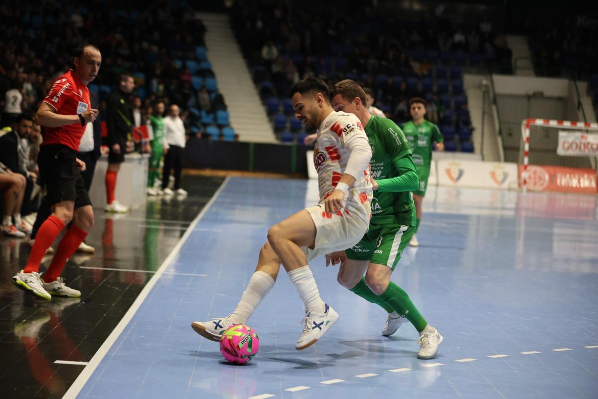 David Álvarez controla un balón en línea de banda