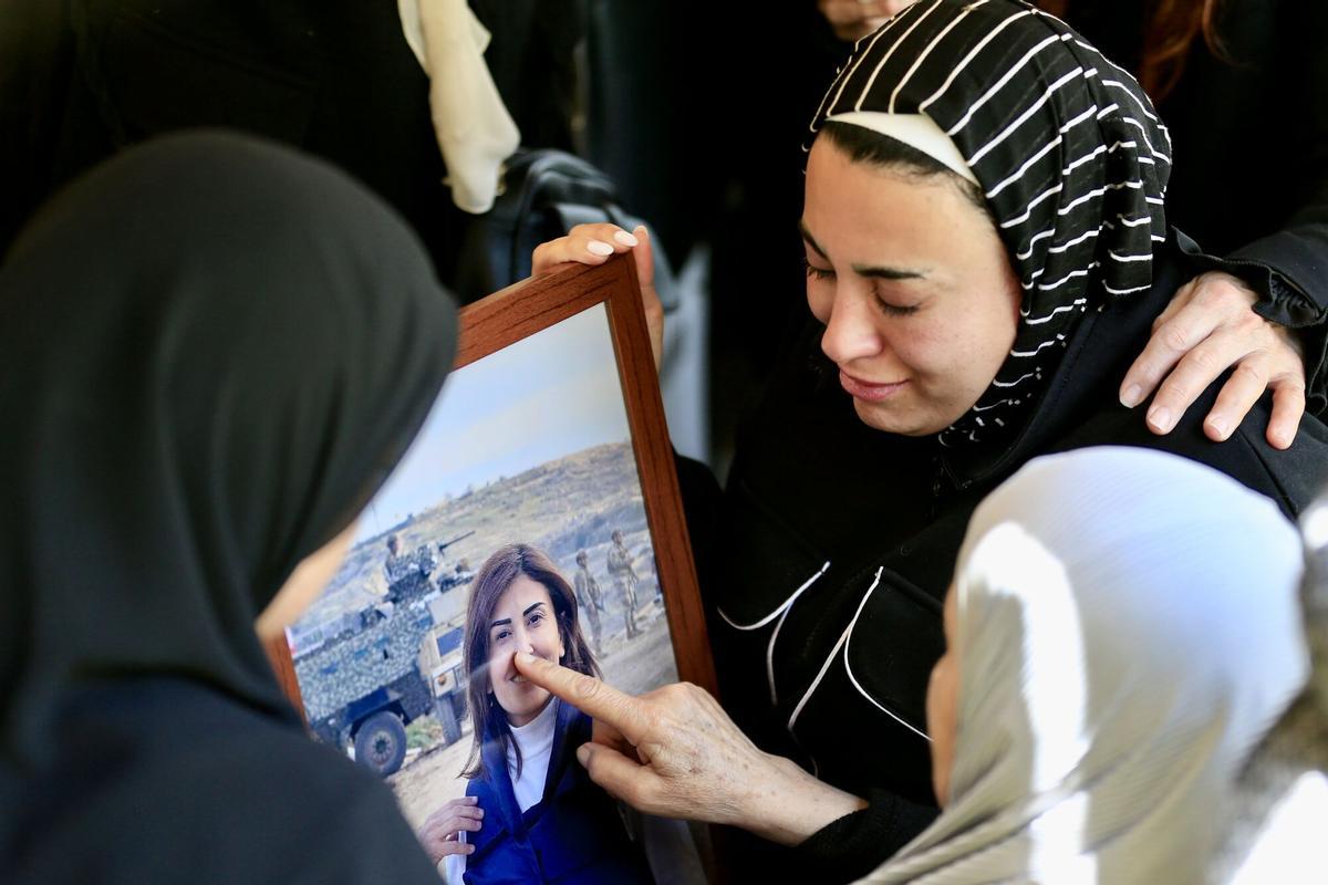 Familiares y compañeros de la periodista libanesa Amal Khalil lloran su muerte.