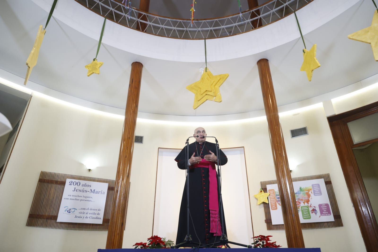 El nuevo arzobispo, Enrique Benavent, en el colegio Jesús-María