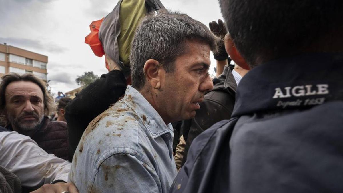 El president de la Generalitat, Carlos Mazón, durante los disturbios en Paiporta el pasado domingo.