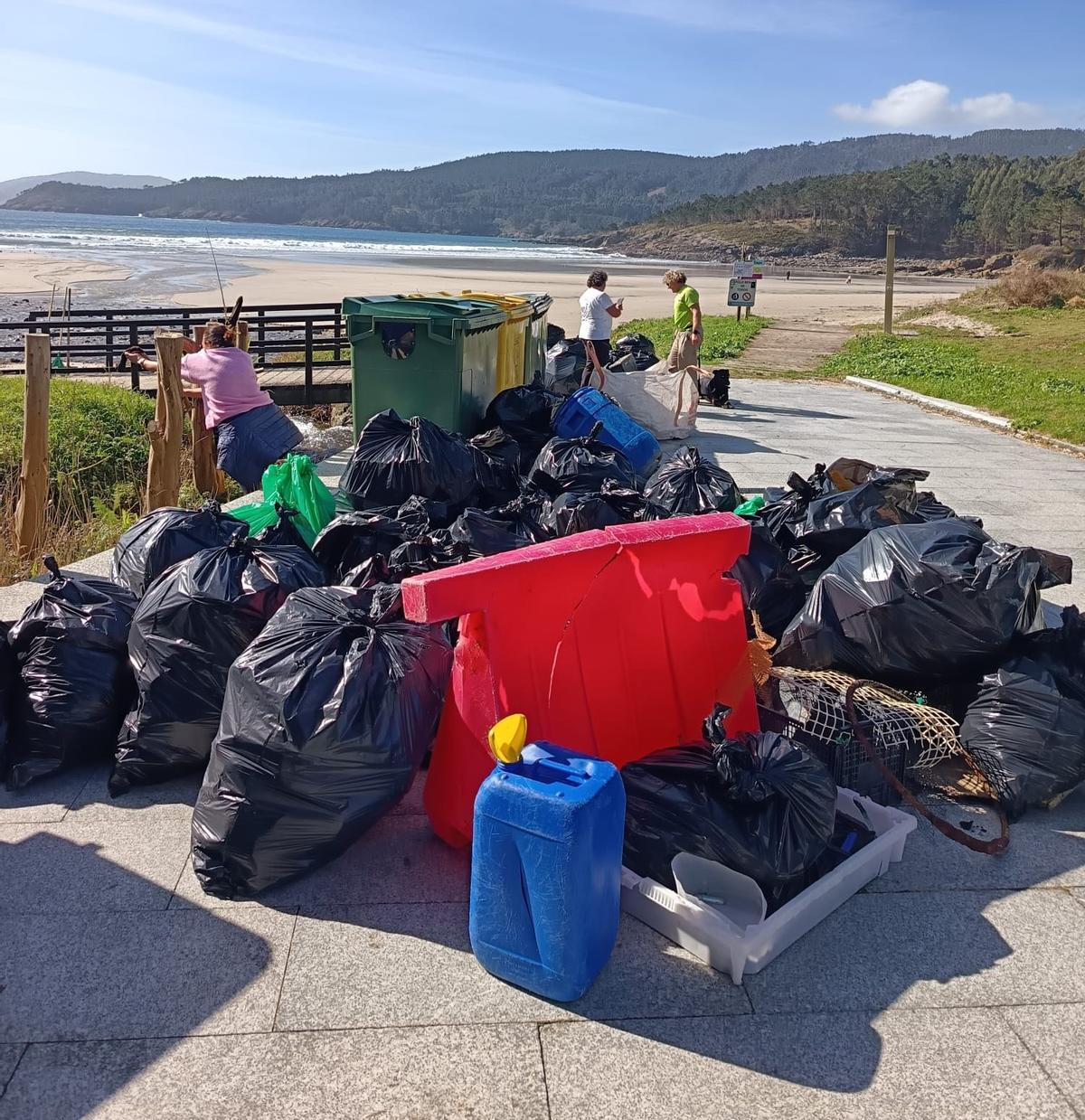 Os voluntarios encheron 5 contedores e 46 sacos co lixo recollido.