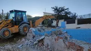 La jueza anula su orden de parar los trabajos en la finca disputada a golpe de excavadora en Alicante