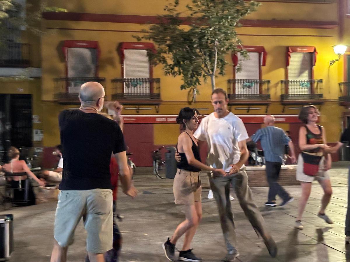 Múltiples parejas de bailarines de Swing en la Plaza del Pumarejo.