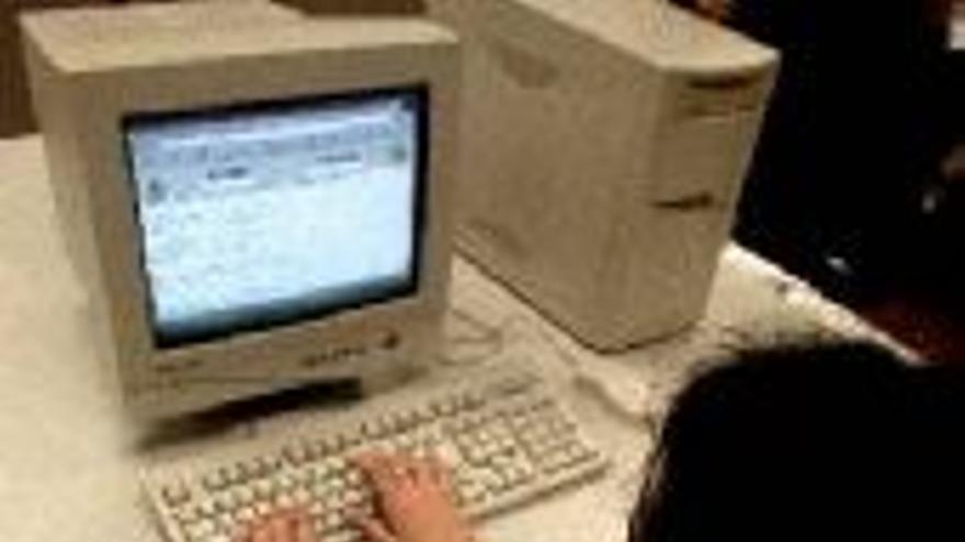 La Uex obliga a hacer a través de internet preinscripciones de cursos