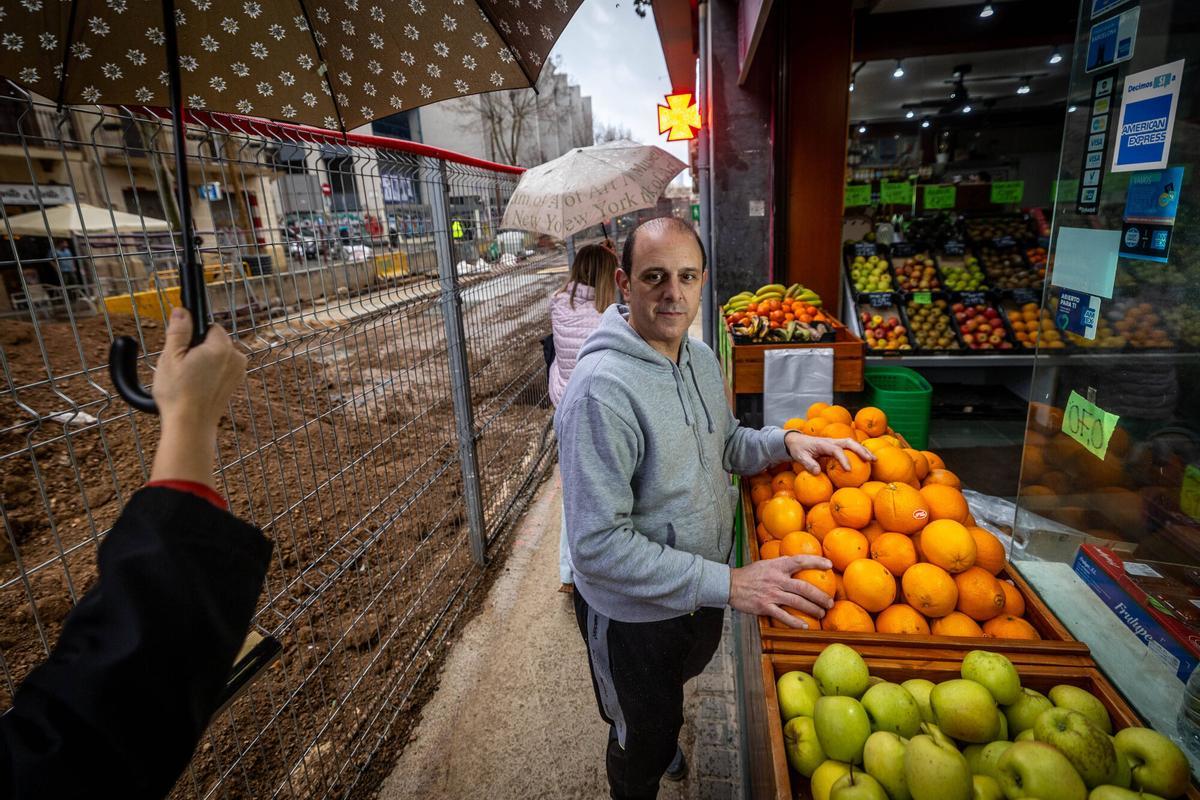 Barcelona 13/02/2026 Barcelona. Comerciantes afectados por las obras del colector de Poble-sec,que hace años que duran,se quejan de pérdida de clientes y de ingresos, despidos de trabajadores, cierre de negocios... - En la foto,Lito en su frutería afectada por estas obras. AUTOR: JORDI OTIX