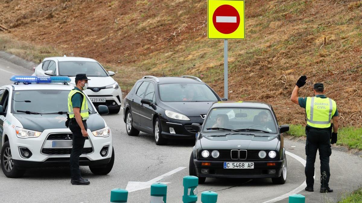 Control de la Guardia Civil en Ribadeo para garantizar que se cumple el confinamiento / J.L. Cereijido