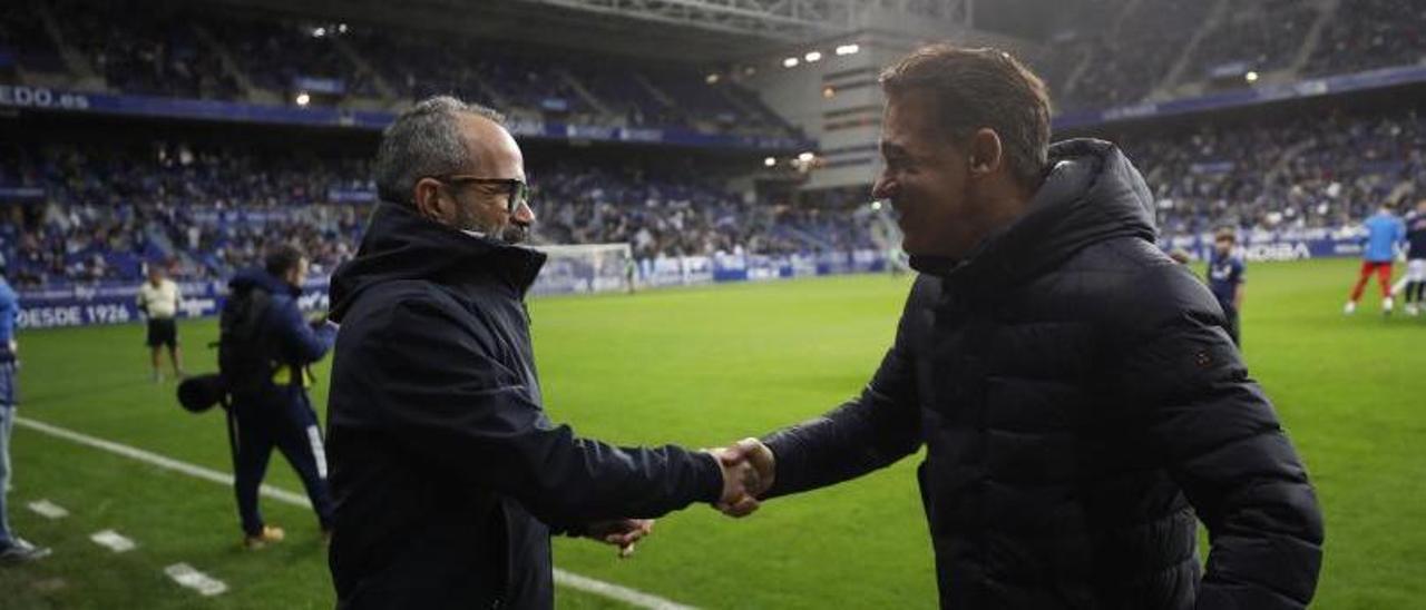 Álvaro Cervera y Luis García Plaza se saludan ayer en la banda del Carlos Tartiere. | Luisma Murias