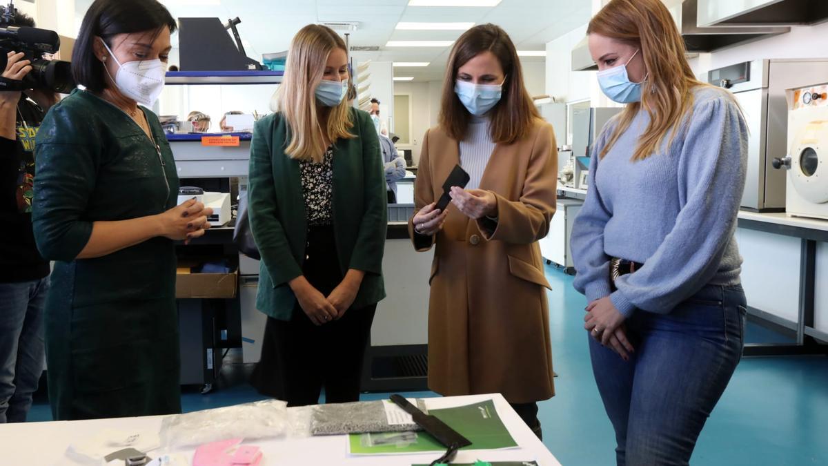 Ione Belarra (segunda por la derecha) porta un peine reciclado a partir de mascarillas, esta mañana, en el Instituto Tecnológico de Aragón, en presencia de la consejera de Ciencia, Maru Díaz (a la derecha).