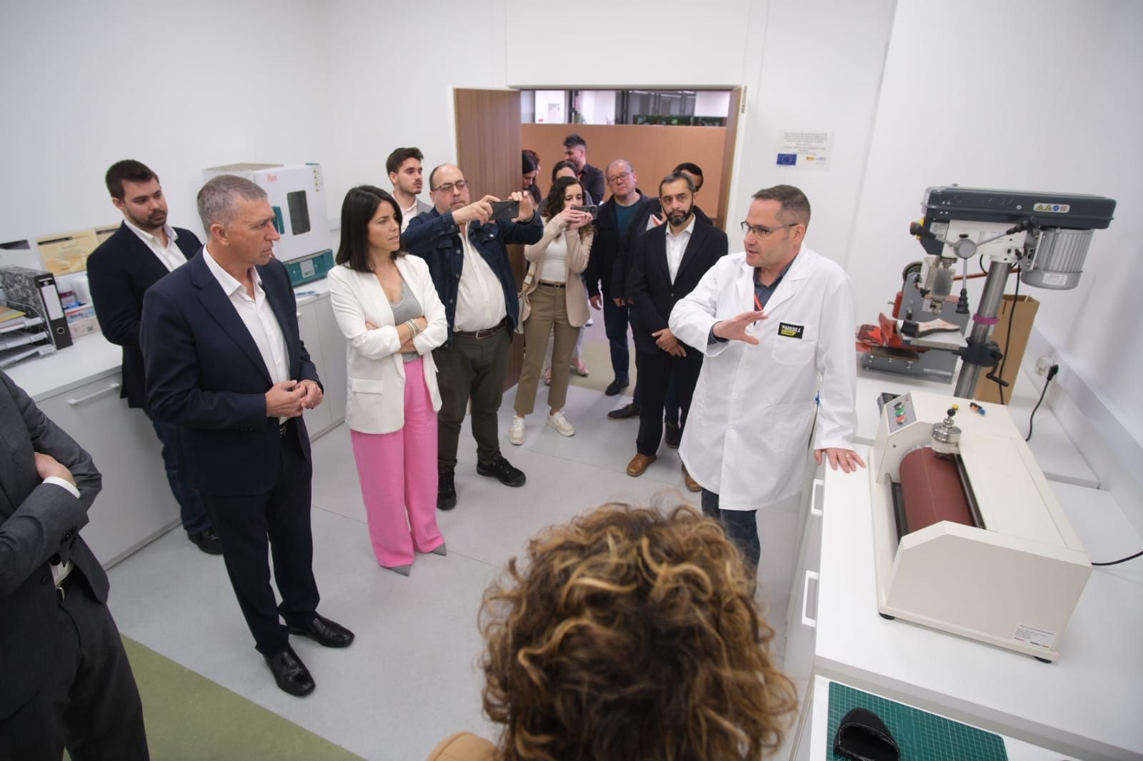 El conseller Rafa Climent en las instalaciones de Paredes en Elche.