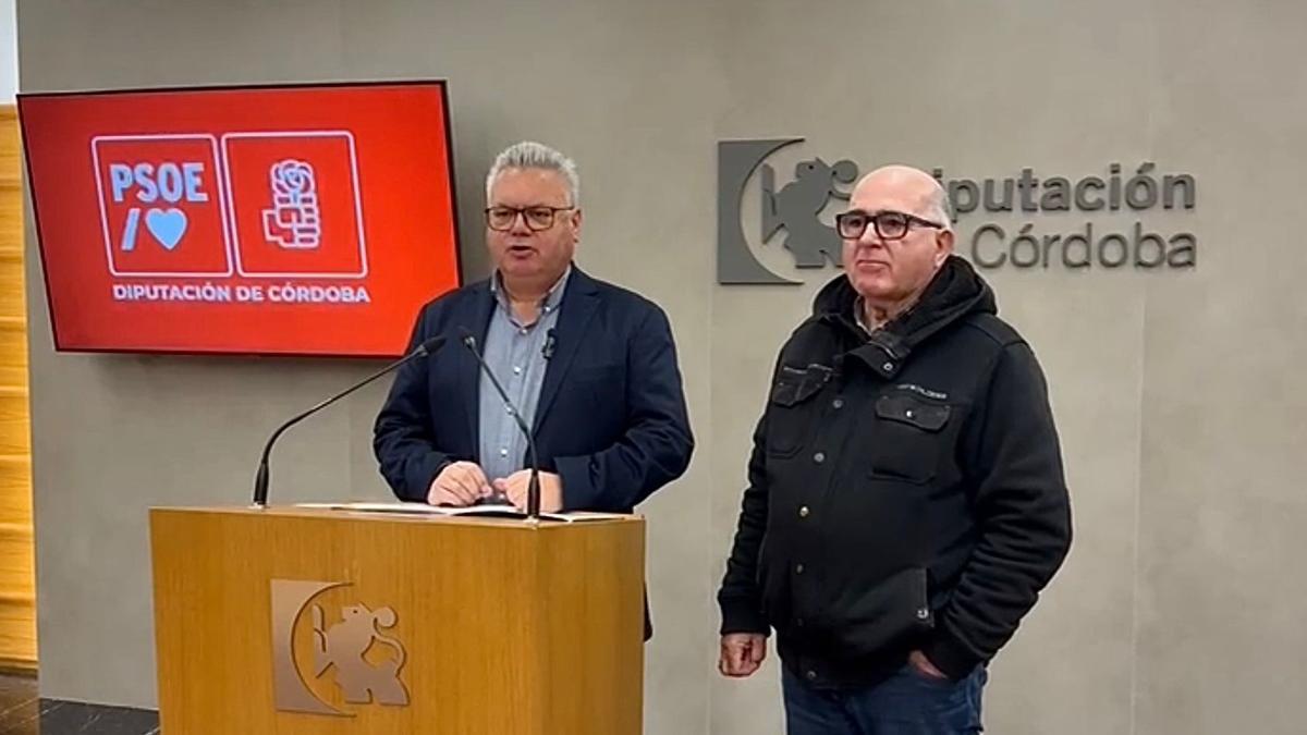 El portavoz socialista en la Diputación de Córdoba, Esteban Morales, y el portavos de la Federación Andaluza del Taxi Autónomo, José Hoyo.