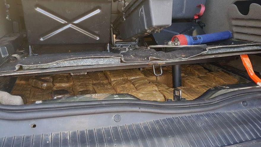 Detingut per transportar 90 kg d´haixix amagats en un cotxe a la Jonquera