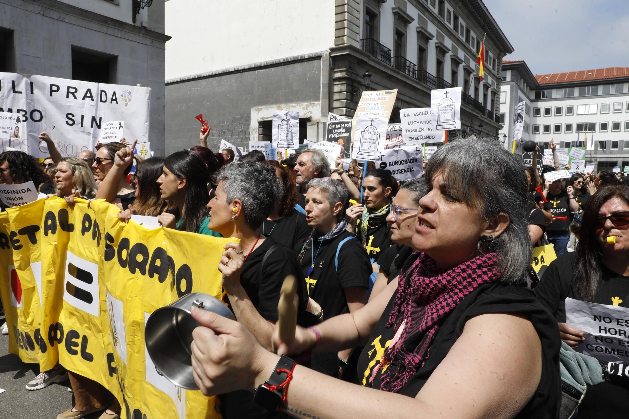 EN IMÁGENES: Segunda jornada de huelga de los profesores y protestas en Oviedo