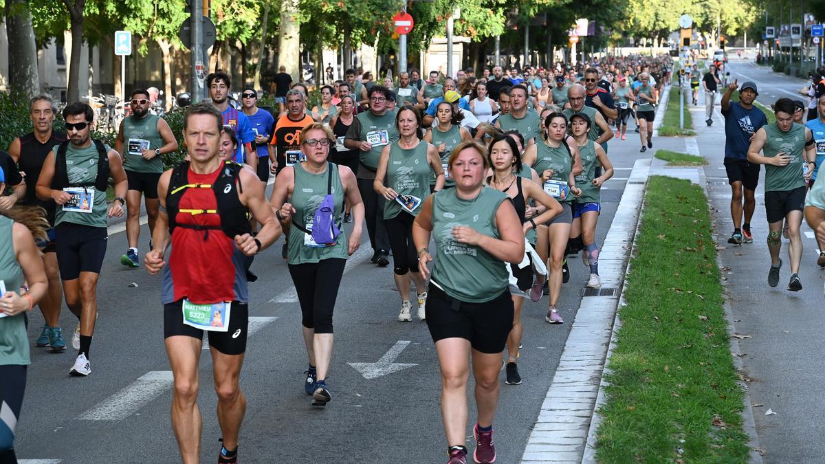 Los corredores a su paso por el paseo de Sant Joan.