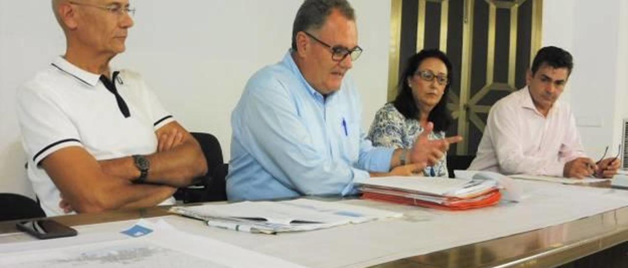 Vicente Barreres, Salvador Pons, María José Moncho y Vicente Rodríguez, el martes pasado en Gandia en la asamblea de afectados por el Pativel.