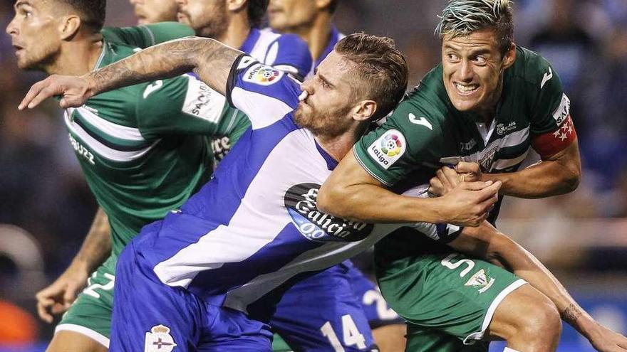 Raúl Albentosa se pelea con Mantovani en un lance del Deportivo-Leganés de 2016, del que el equipo coruñés salió derrotado.